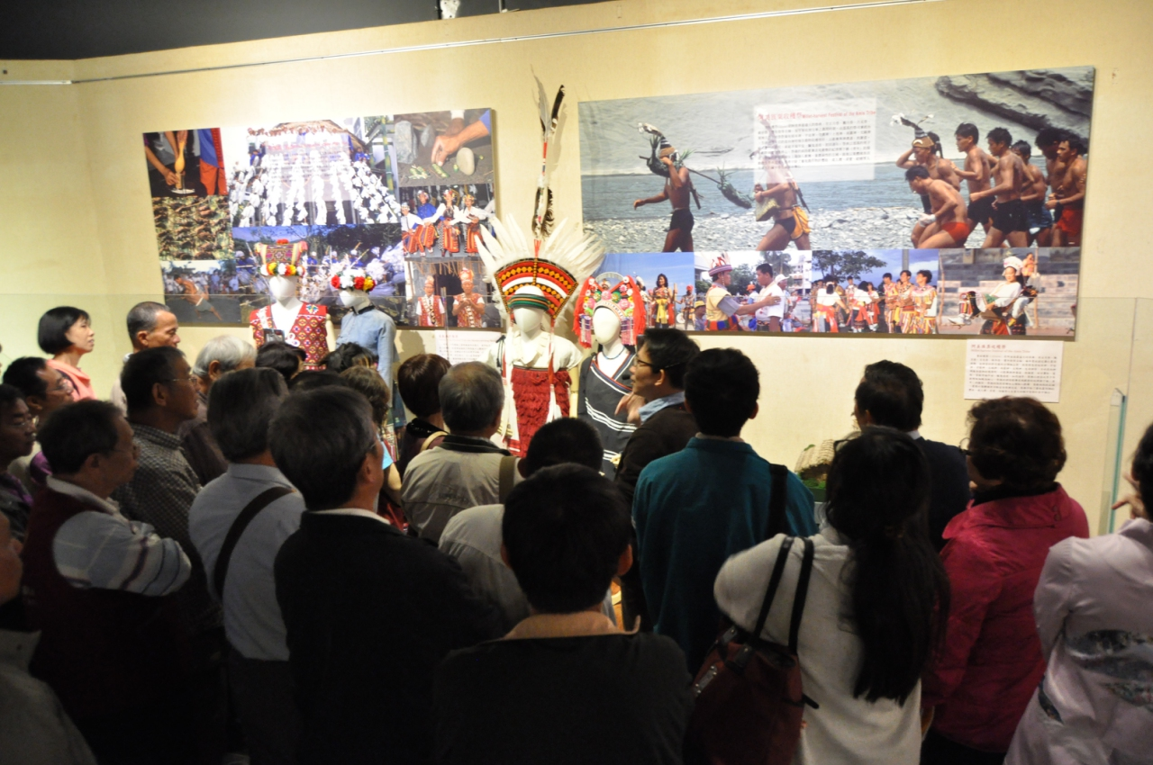 圖3：採集組何孟侯專員在文物大樓第五展原住民祭儀進行導覽解說