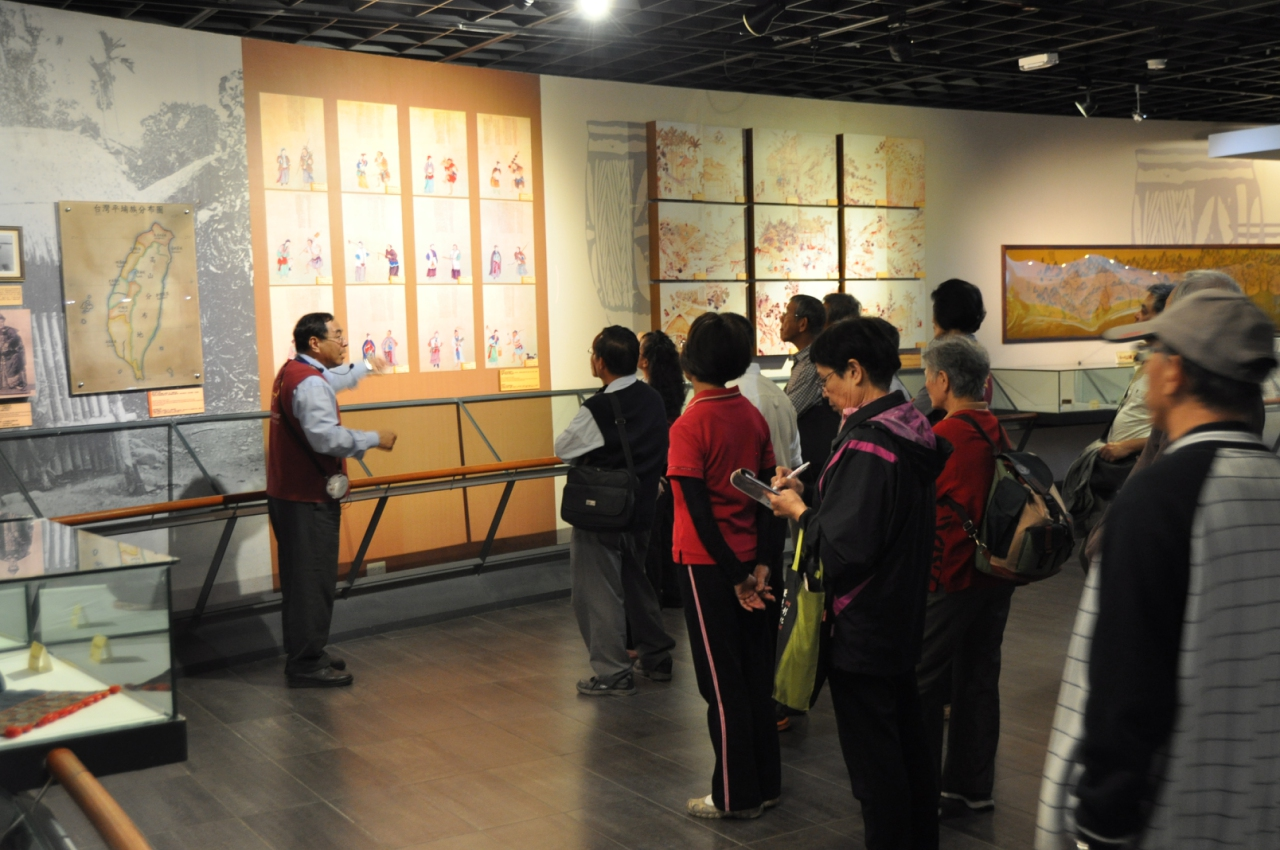 圖4：資深志工王慶城老師進行史蹟大樓導覽解說