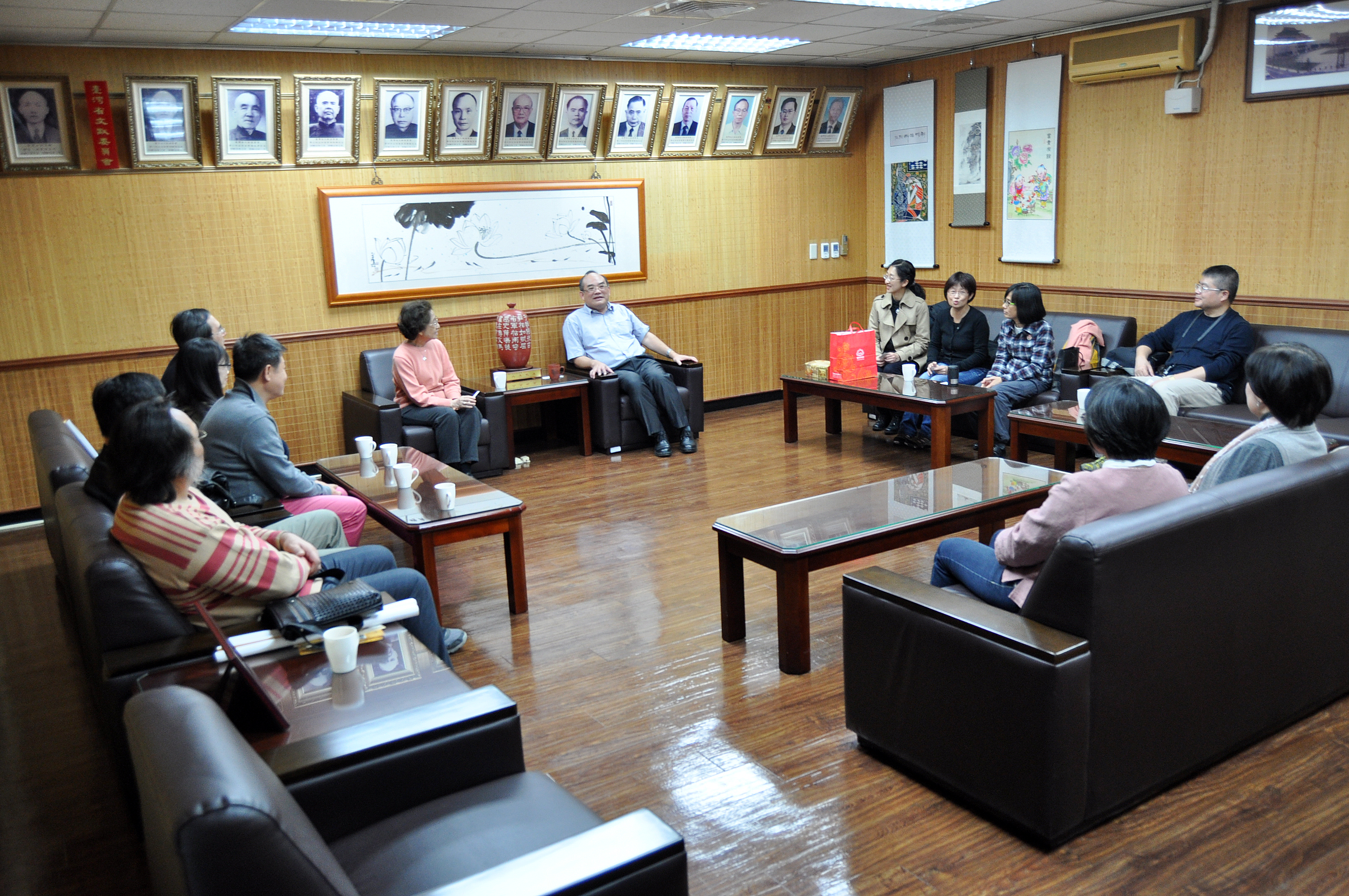 圖13：張鴻銘館長與貴賓茶敘