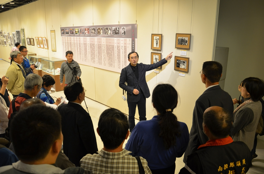 圖10：鄭綸老師為來賓進行現場導覽