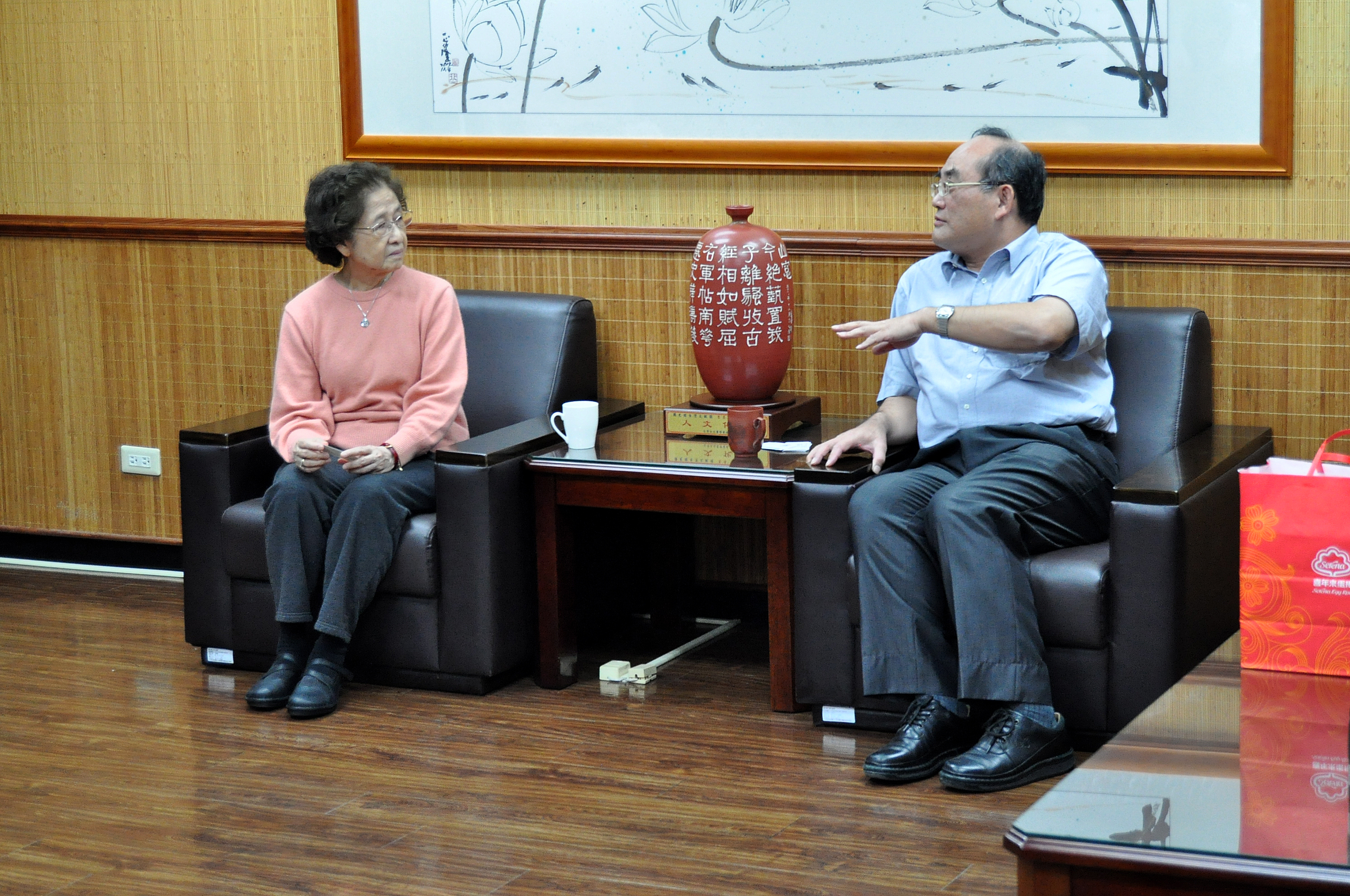 圖12：張鴻銘館長(右)與黃則修夫人黃陳淑美女士(左)會後茶敘