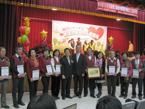 圖10.本館得獎志工與王希智主秘(右6)及林明洲專委(右7)合影留念