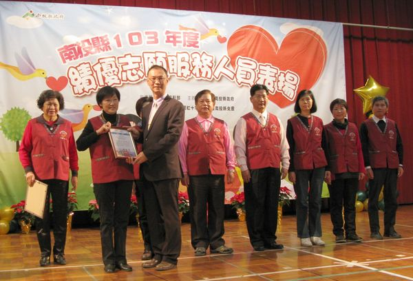 圖9.銅質獎由本館王希智主秘(左3)頒發