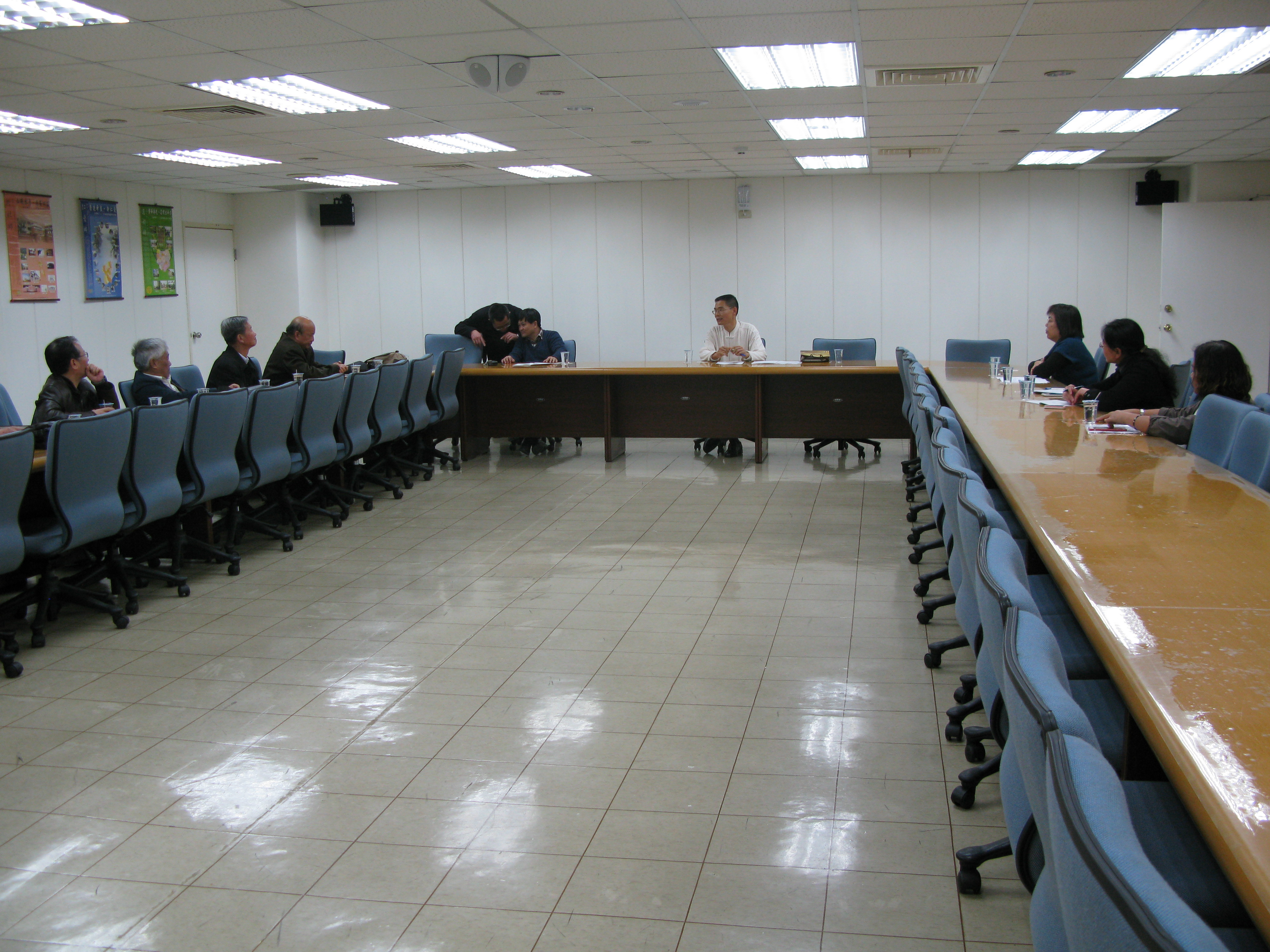 圖一、本館劉副館長(中坐)主持接待雲南參訪團