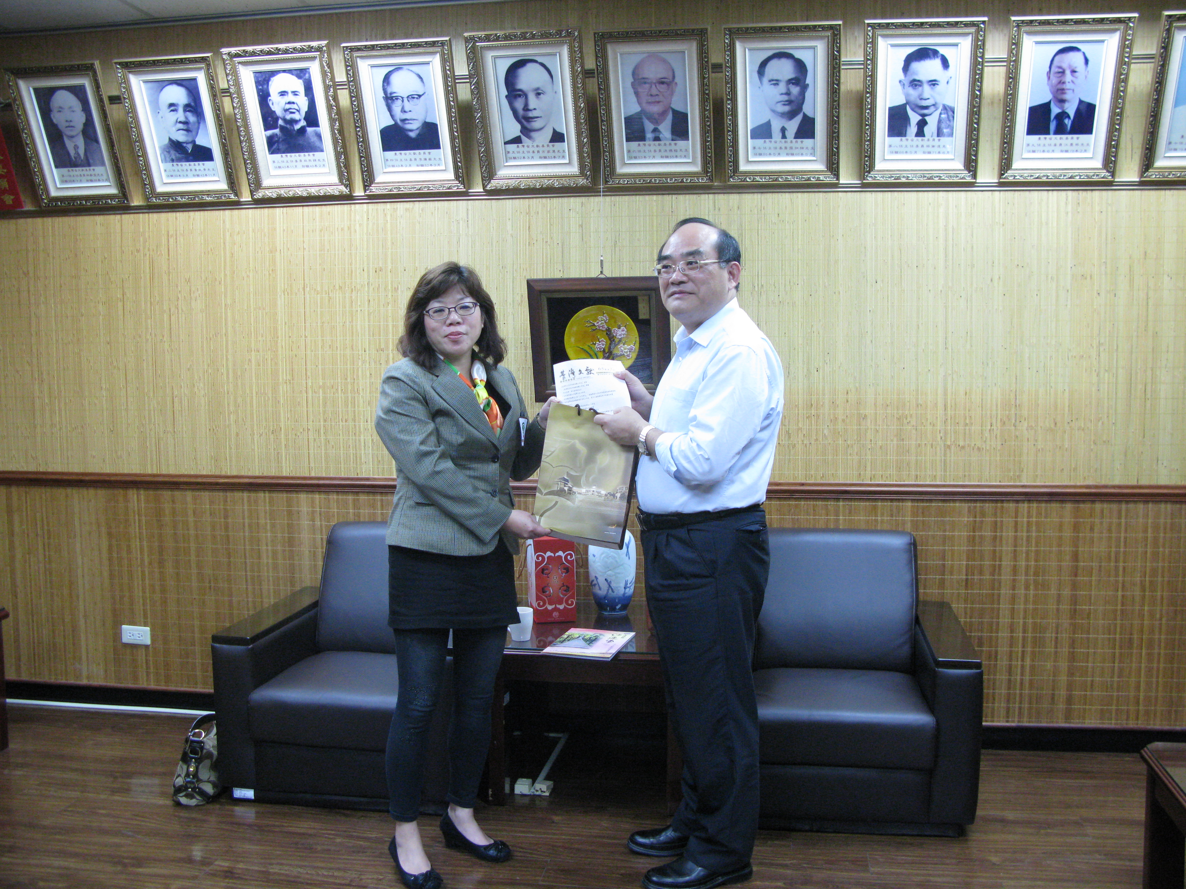 圖二、本館與沙連堡策進會交流出版品