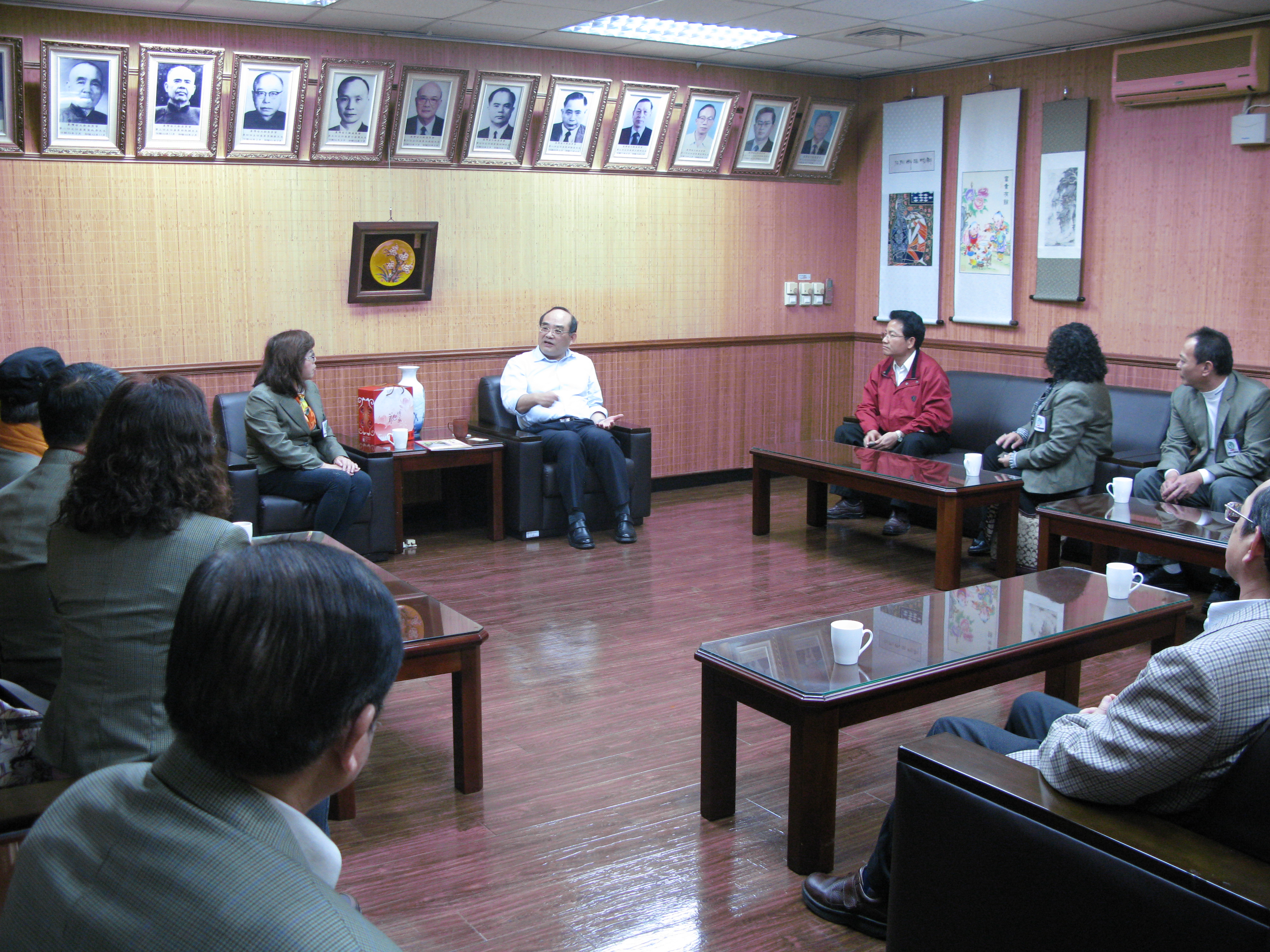 圖一、本館張館長(中坐)主持接待沙連堡文化藝術策進會