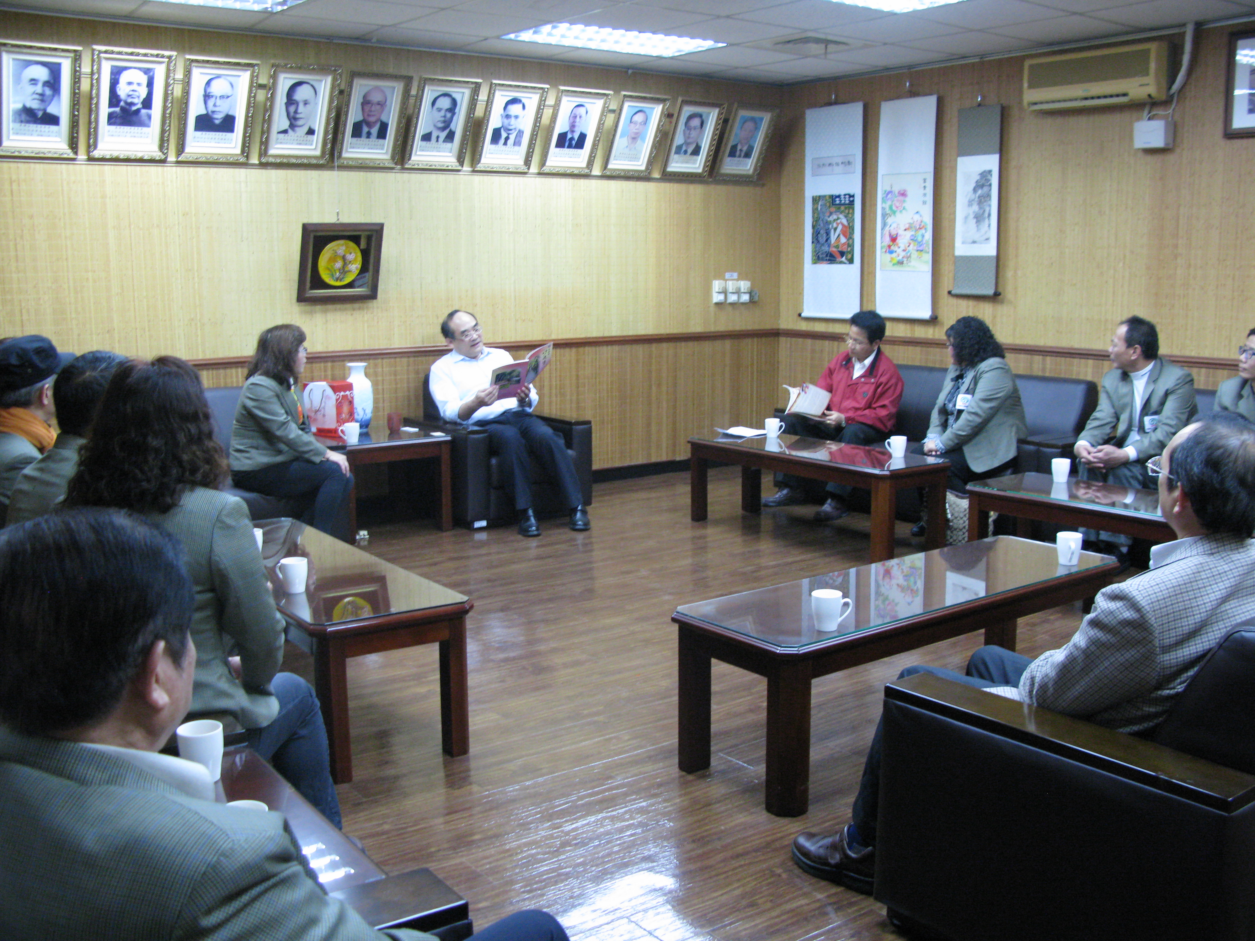 圖三、館方與沙連堡策進會相互討論出版作品