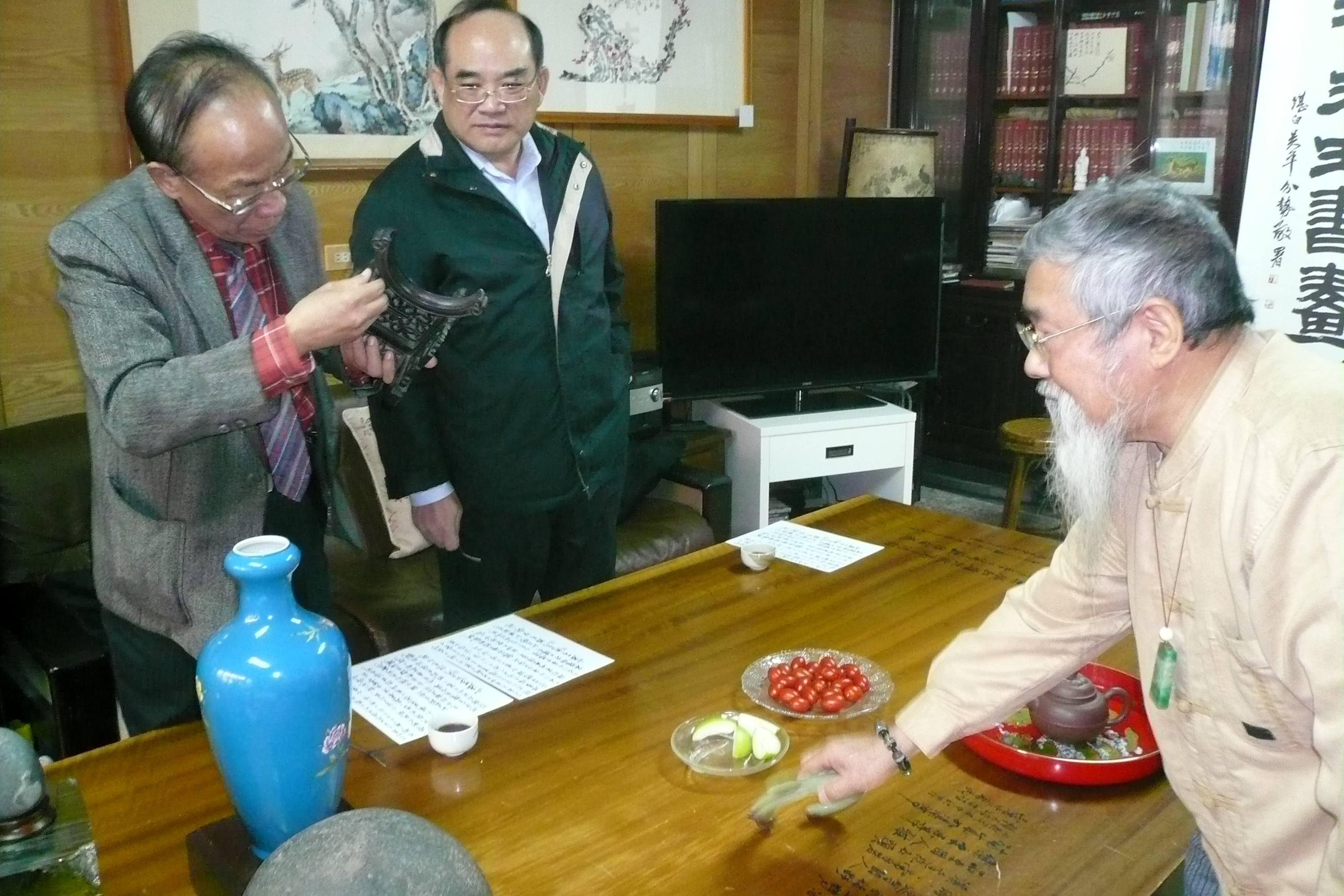 圖二.張鴻銘館長（左二）、簡榮聰前主委（左一）欣賞黃智茂老師珍貴收藏