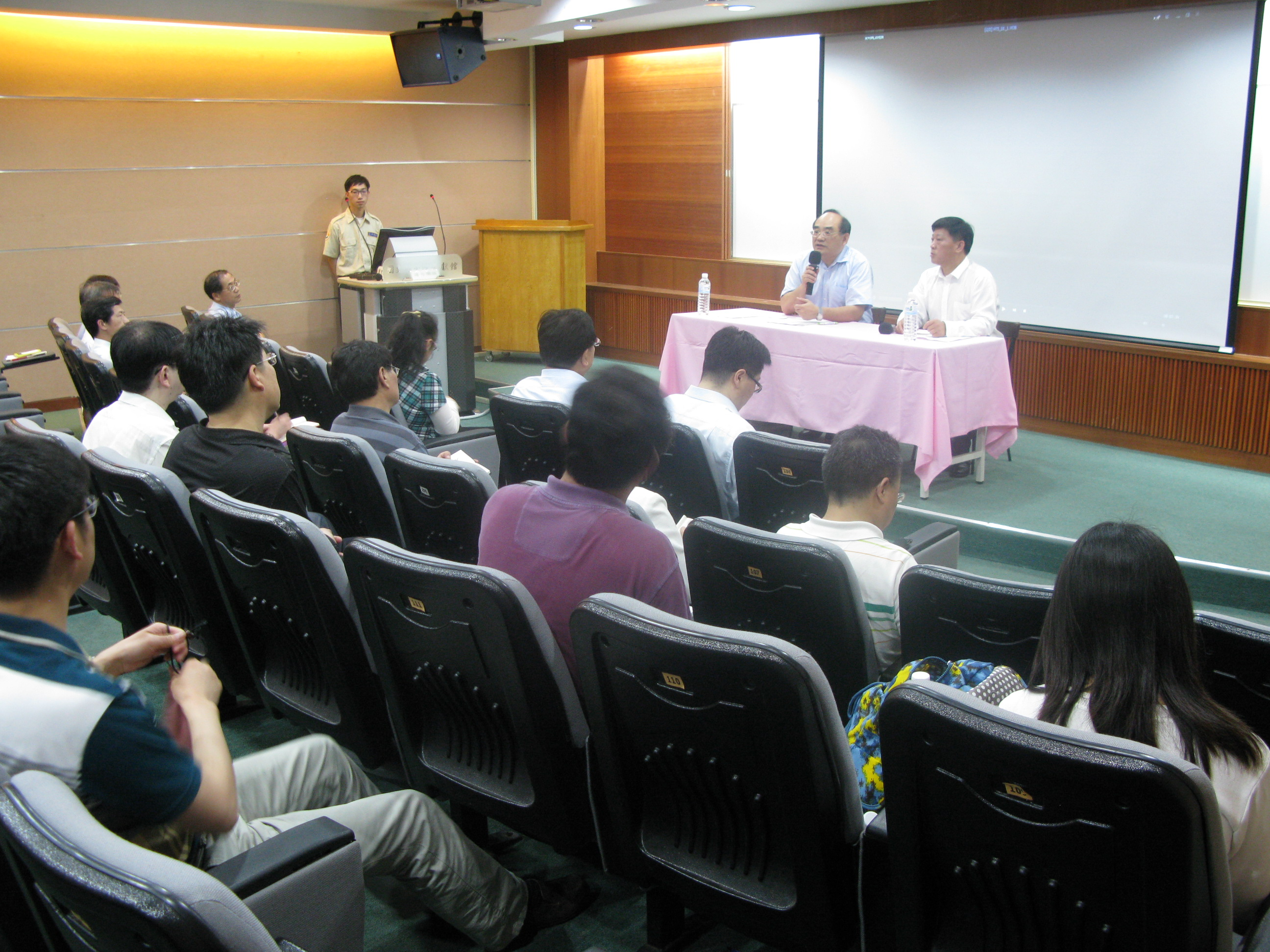 圖一、本館張鴻銘館長(中左坐)主持接待北京地方誌學會座談會