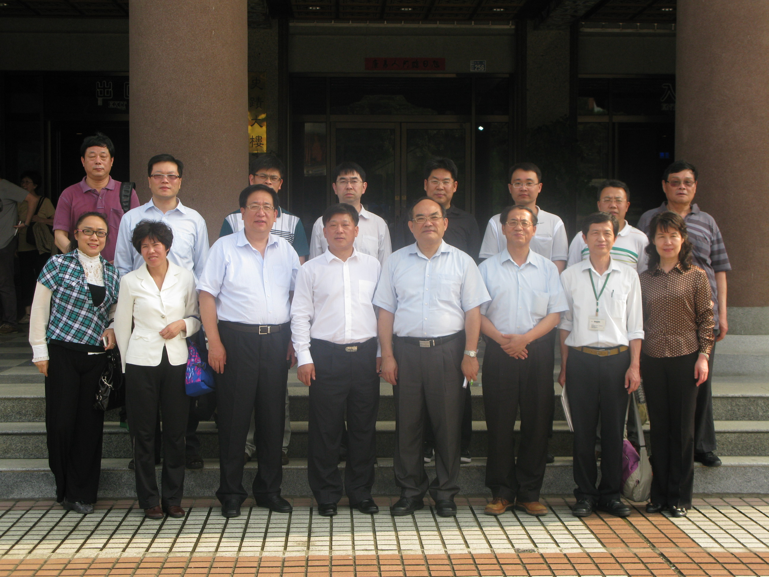 圖四、本館張鴻銘館長(1排右4)與參訪團大合照