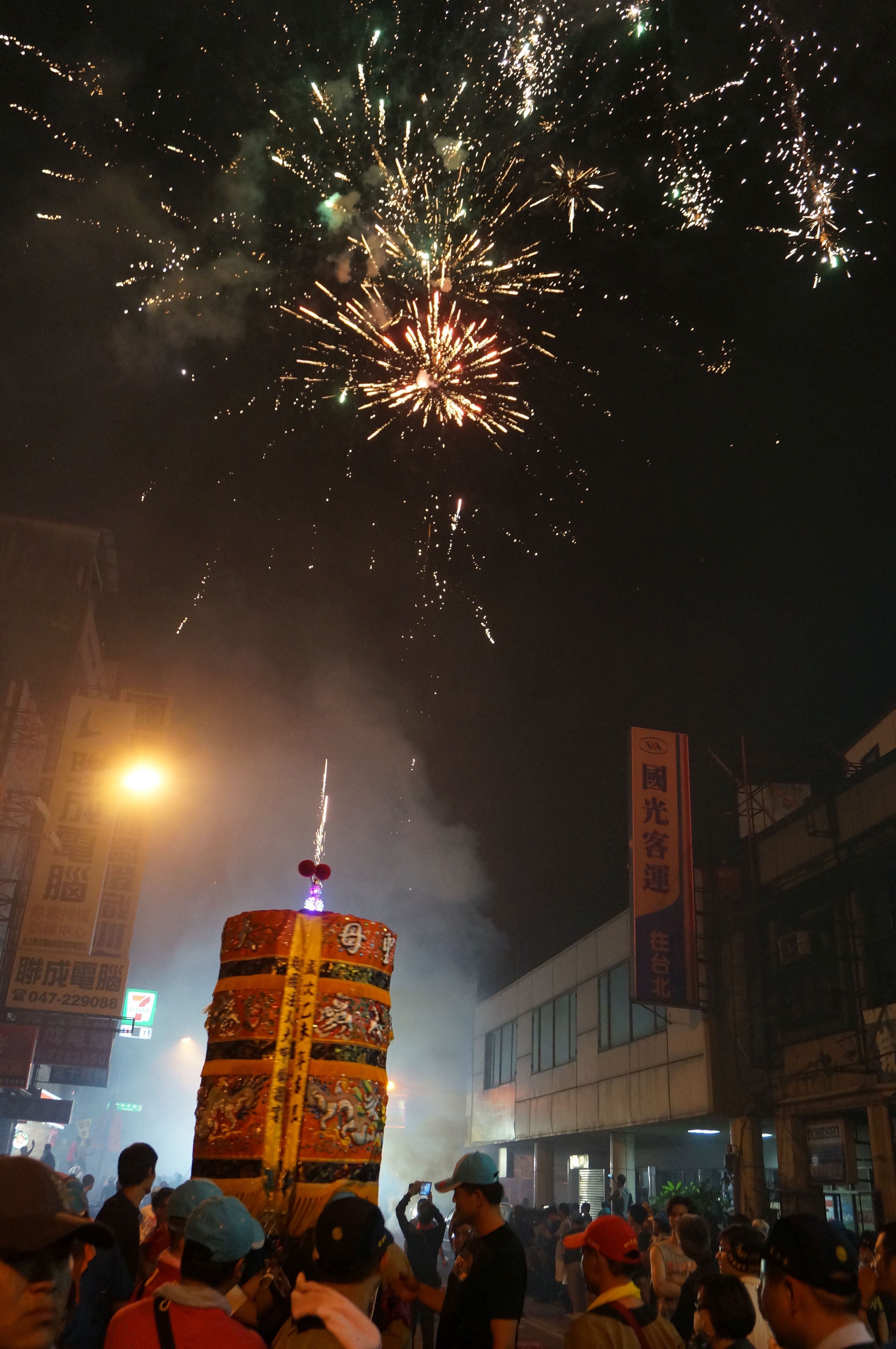 圖1：媽祖遶境彰化，民眾施放煙火歡迎