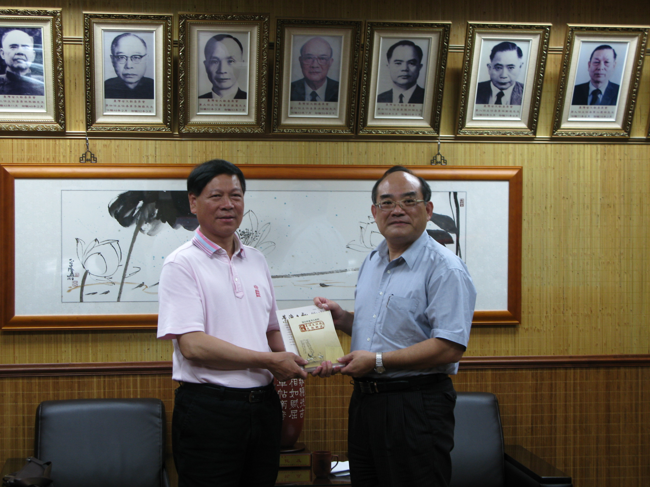 圖二、本館與福建參訪團交流出版品