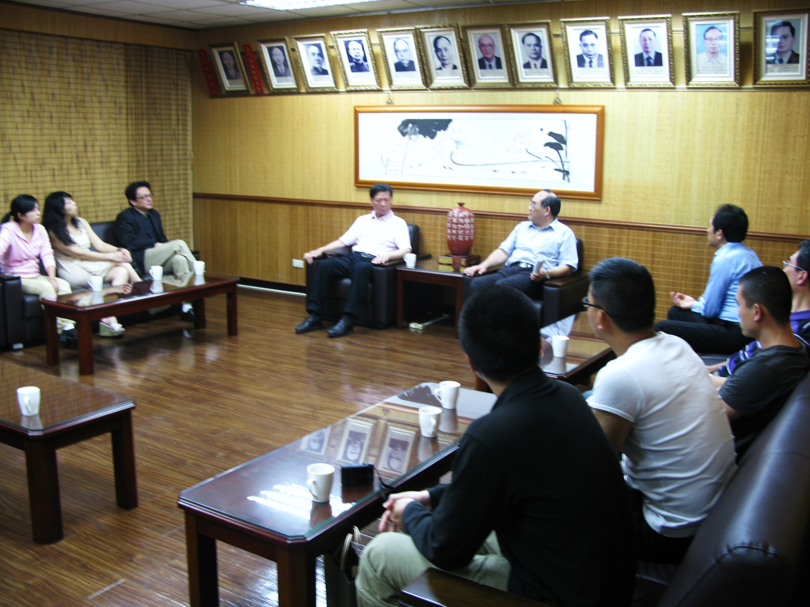 圖一、本館張鴻銘館長(中右坐)主持接待福建參訪團