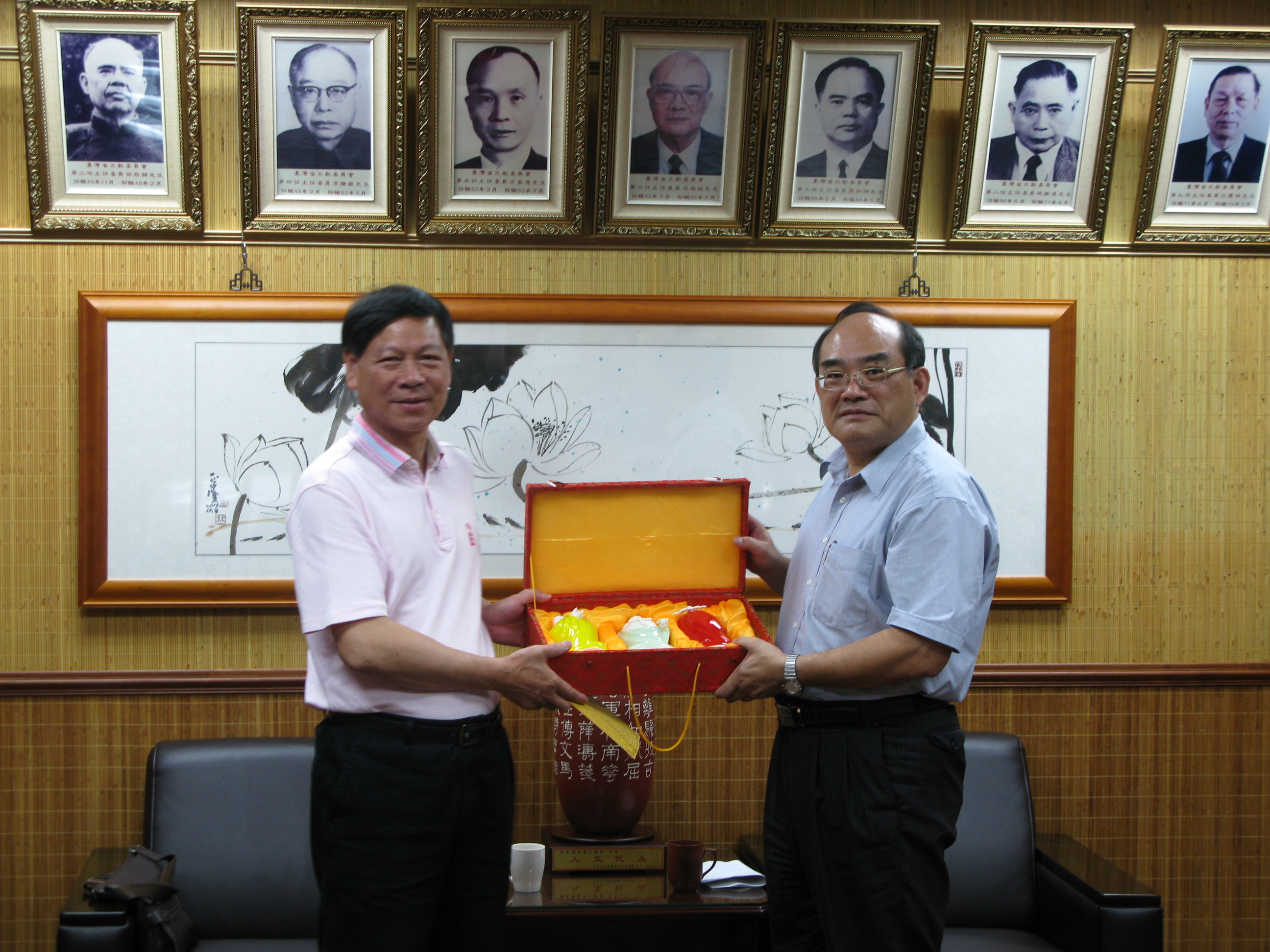 圖三、本館與福建參訪團交流工藝品