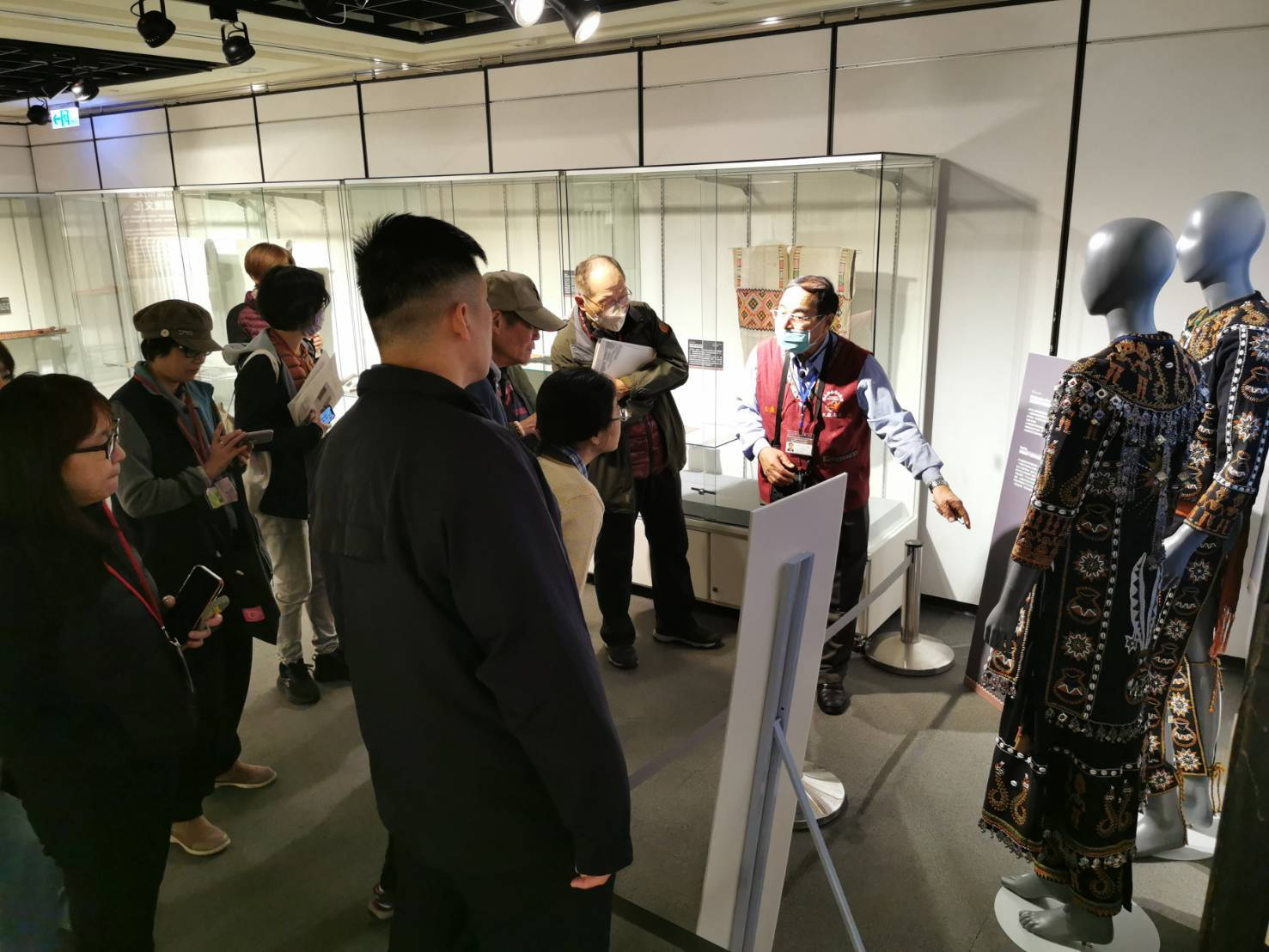 圖11：志工導覽「南島織影—館藏原住民族衣飾文物」特展