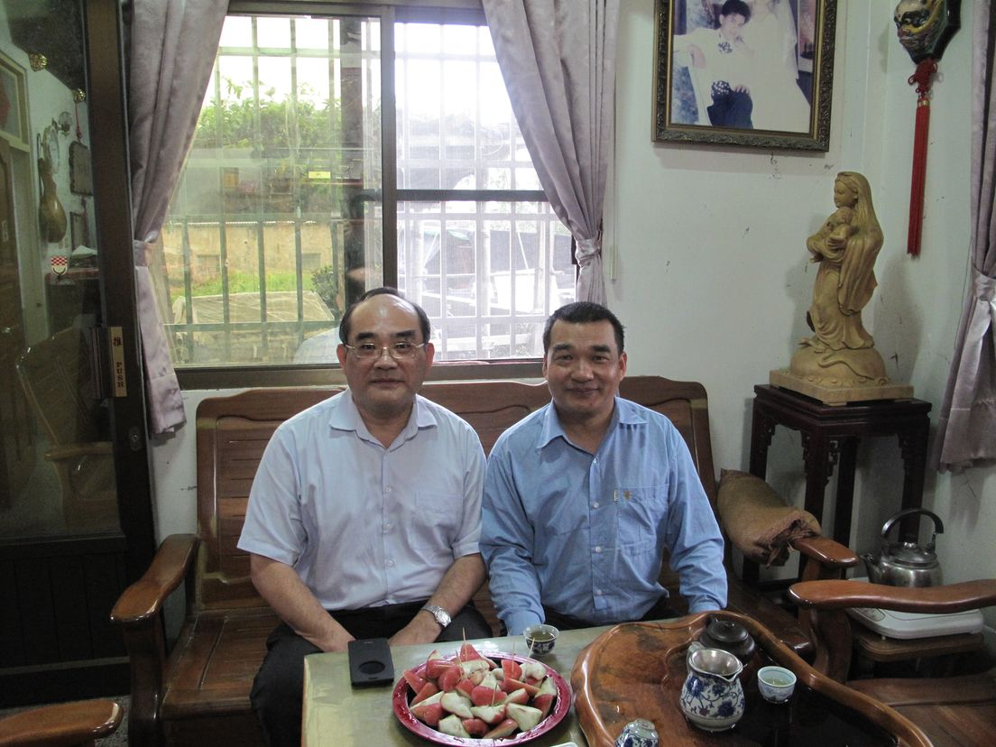 圖1：本館張鴻銘館長(左)拜訪木雕工藝師高基培先生(右)，感謝其捐贈木雕作品予本館。