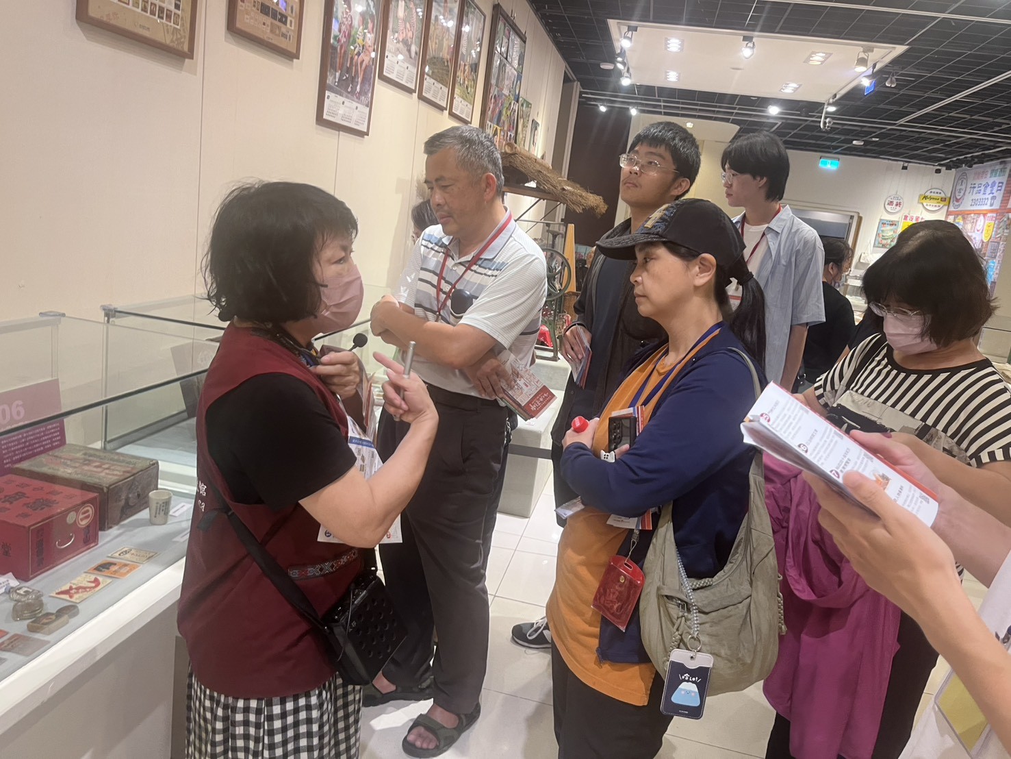 圖8：志工蕭素珍老師導覽文物大樓「咱ê老臺灣－古早臺灣民俗文物特展」