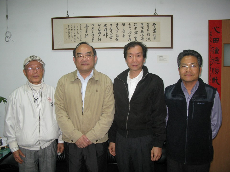 圖2：經濟部中部辦公室許正宗專門委員(右二)、鄭慶安先生（左一）與本館張鴻銘館長(右三)、林明洲專門委員(右一)等人合影