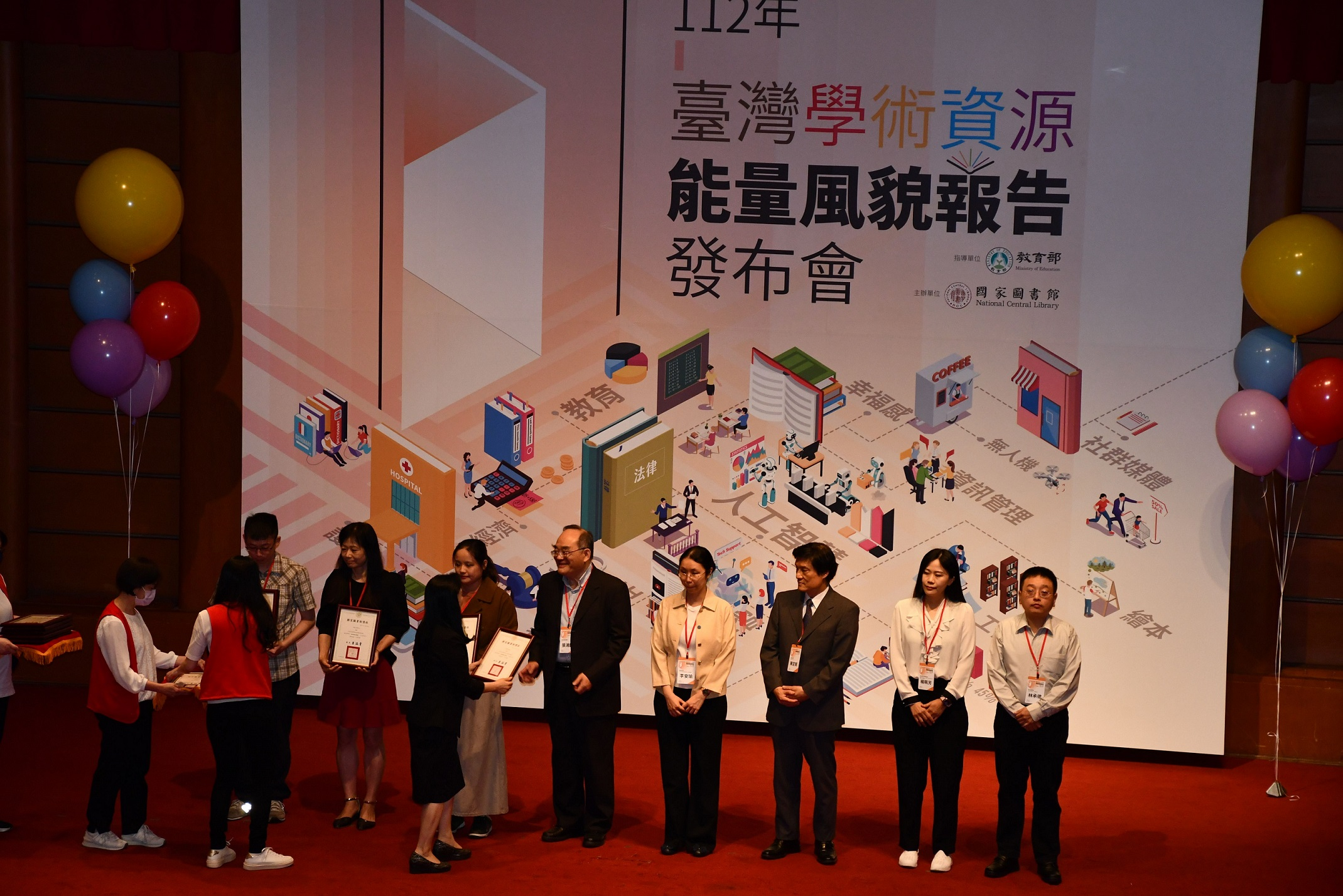 圖3：本館張鴻銘館長（左4）接受教育部終身教育司李毓娟司長頒獎。