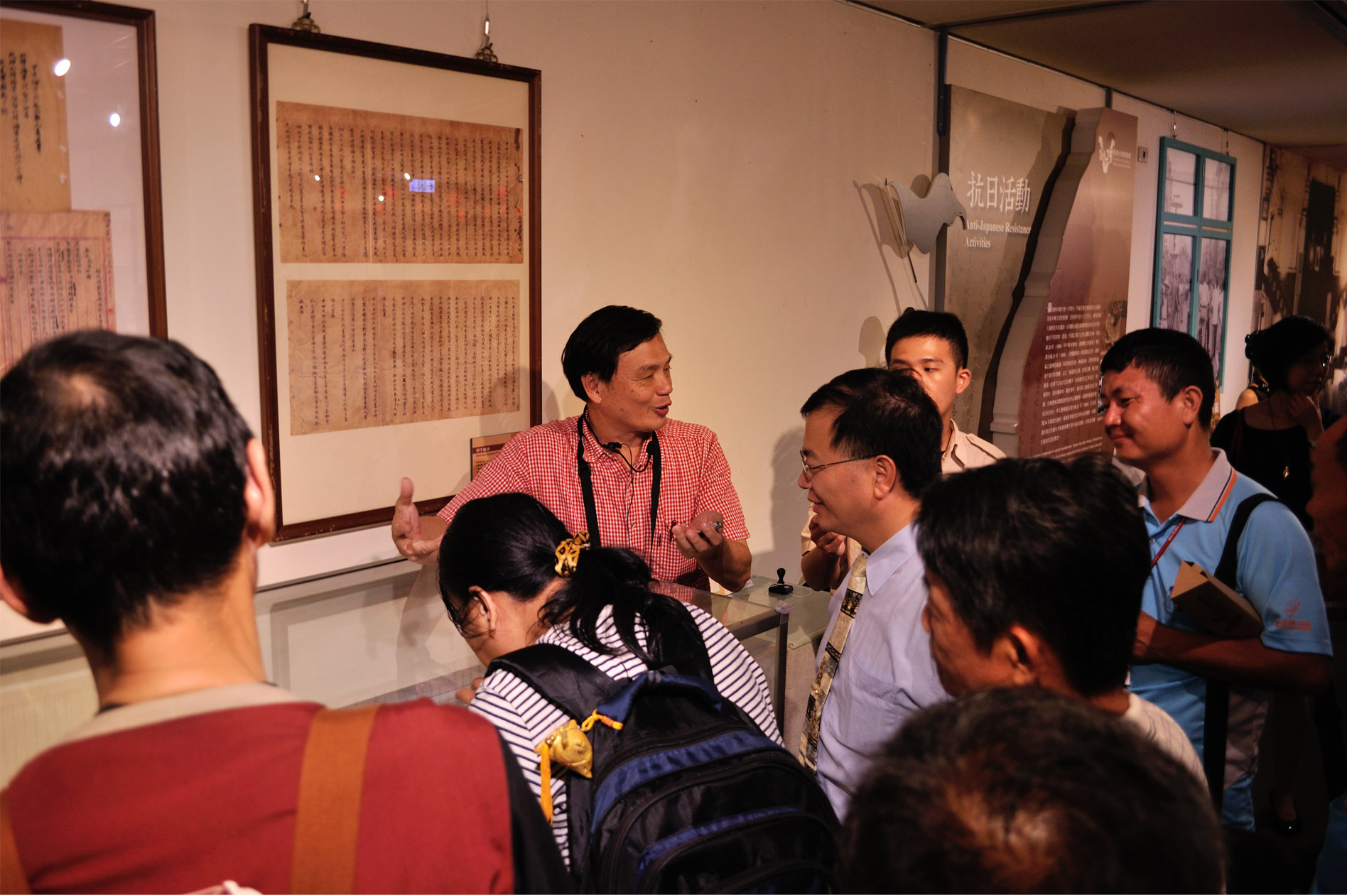 圖8：梁志忠理事長解說其收藏的文物