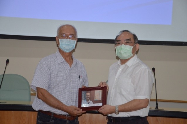 圖4：張鴻銘館長(右)致贈簡史朗教授相片紀念