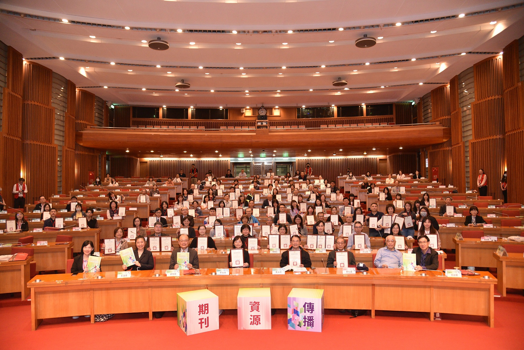 圖2：黃宏森館長（前排右3）與黃秀政教授（前排右2）出席發布會