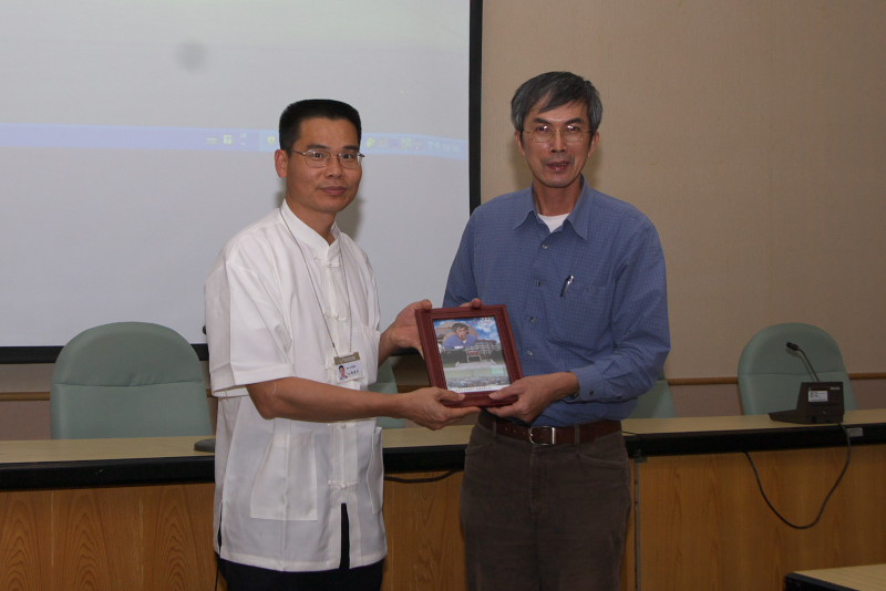 劉主任秘書澤民代表謝館長致贈紀念品