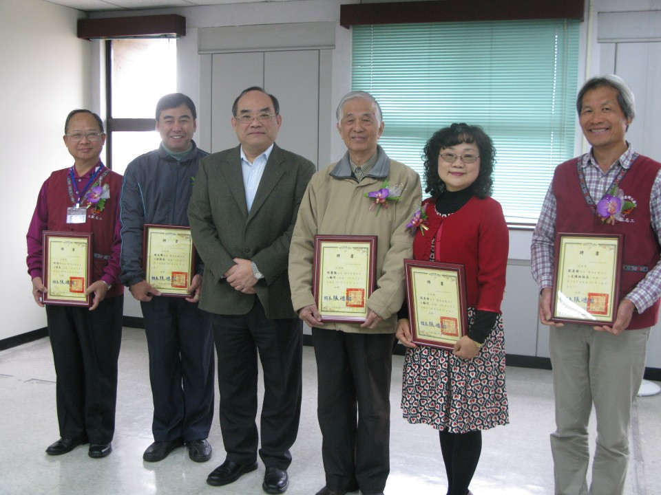 圖12.張鴻銘館長(左3)頒授新科志工幹部聘書
