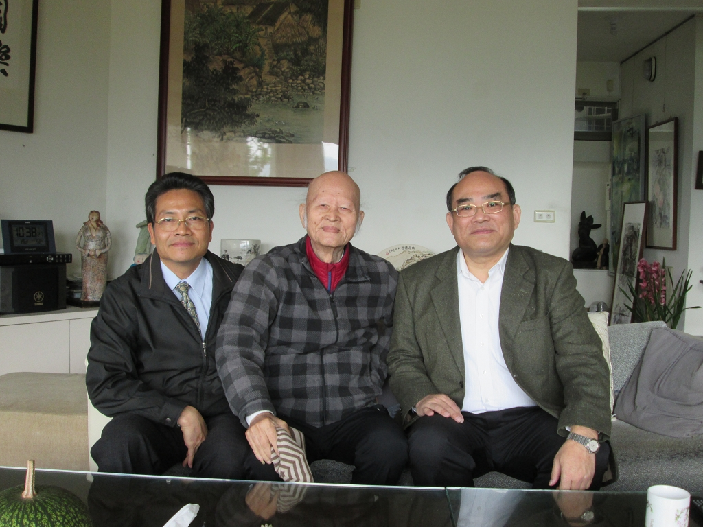 圖4：與柯耀東大師合影留念(中間為柯耀東大師、右邊為張鴻銘館長、左邊為林明洲專門委員)