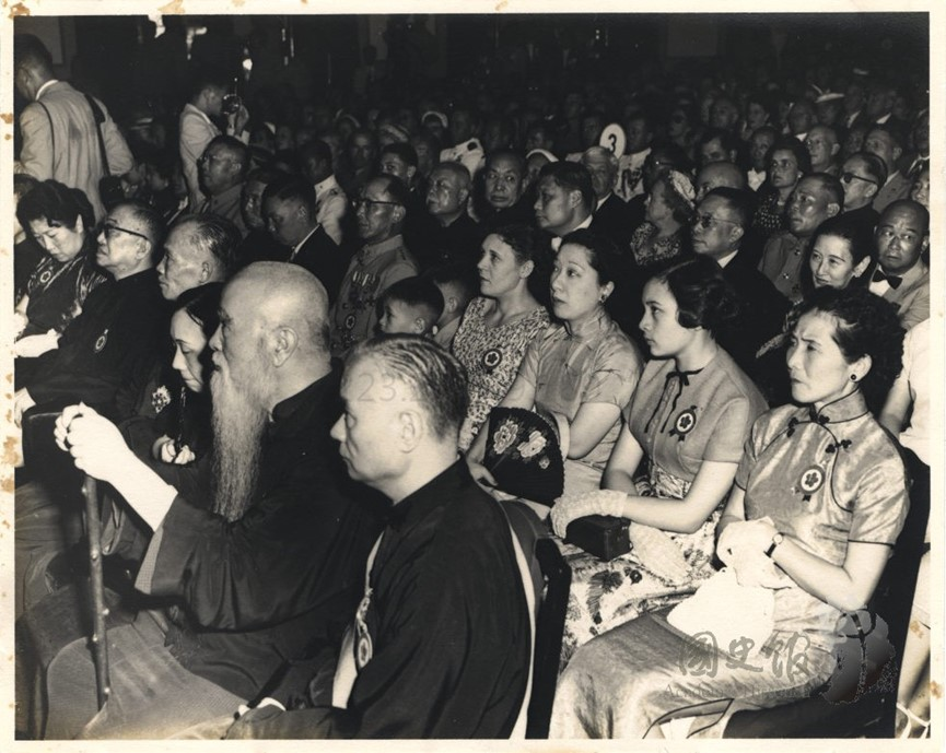 圖5：第二任就職典禮蔣家家屬，蔣方良（二排右4）帶著蔣孝文以及才5歲的蔣孝勇，〈領袖照片資料輯集 （九十二）〉，《蔣中正總統文物》，國史館藏，數位典藏號：002-050101-00094-122。