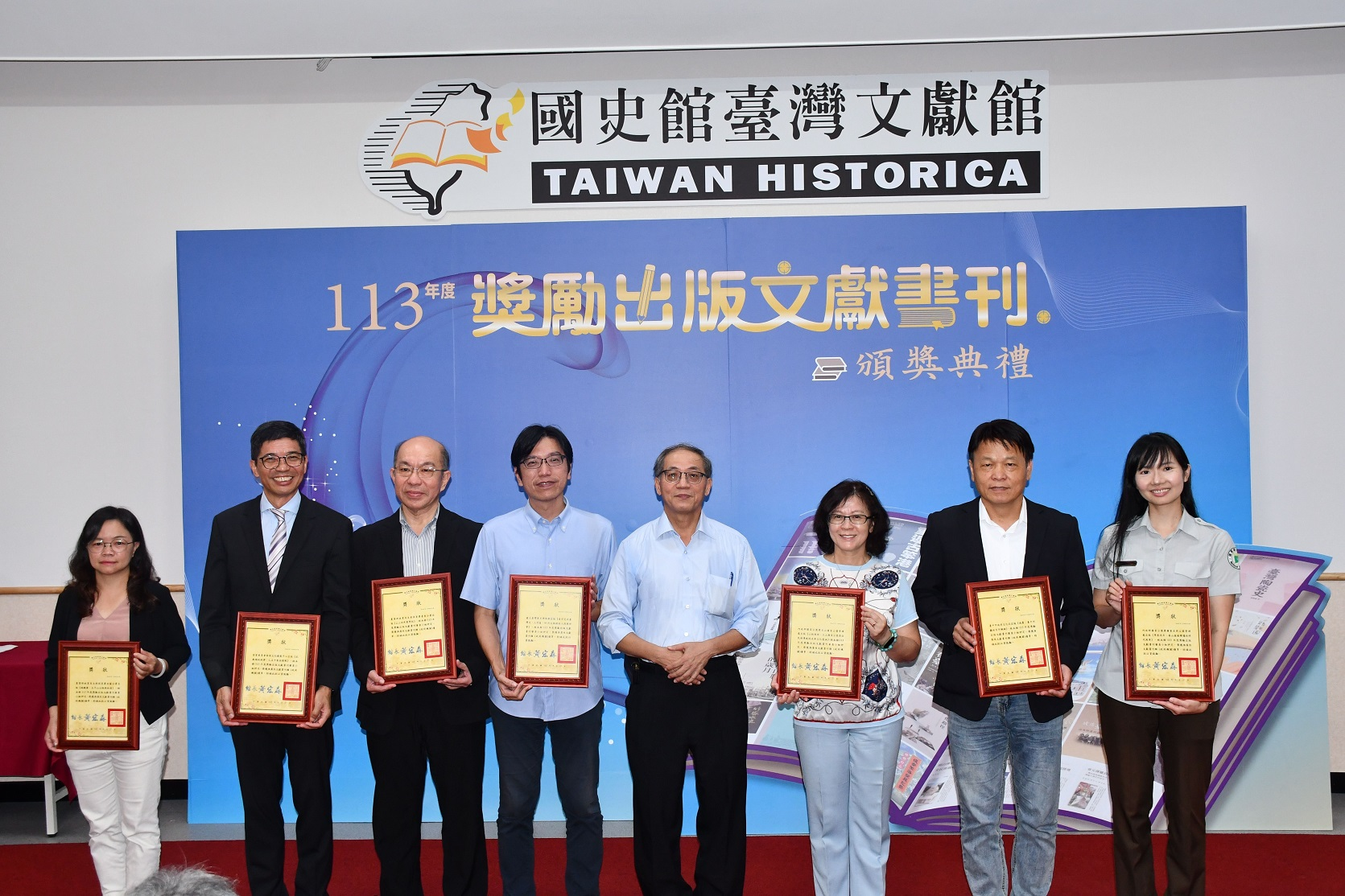 圖7：推廣性文獻書刊－政府機關優等得獎代表合影（一）