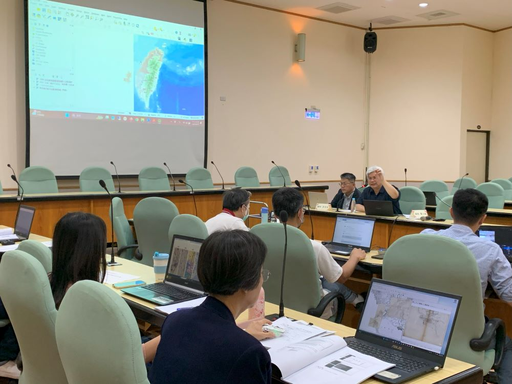 圖2：廖泫銘副技師介紹臺灣百年歷史地圖