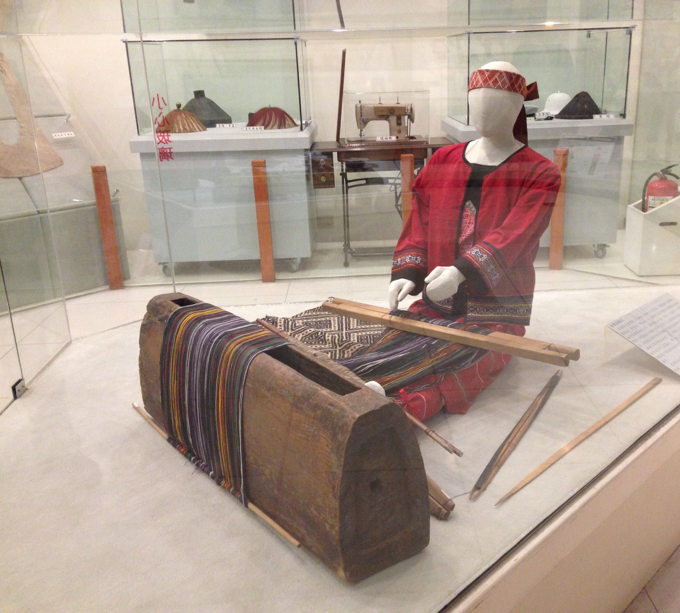 圖2：本館文物大樓第5展示室 模擬泰雅族婦女操作水平背帶織布機場景