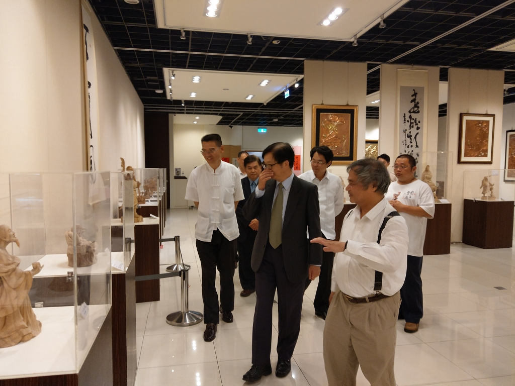 圖2：內政部邱昌嶽次長蒞臨，李秉圭大師介紹作品