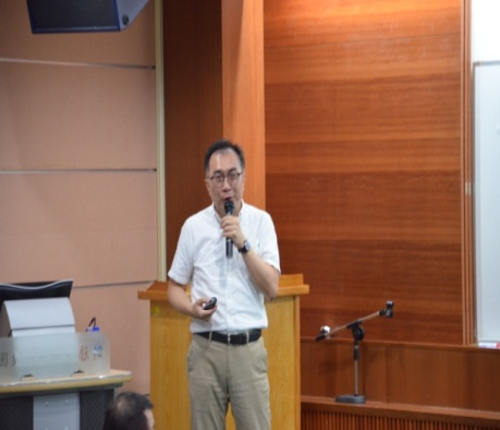 圖2：鄭政誠所長演講情形