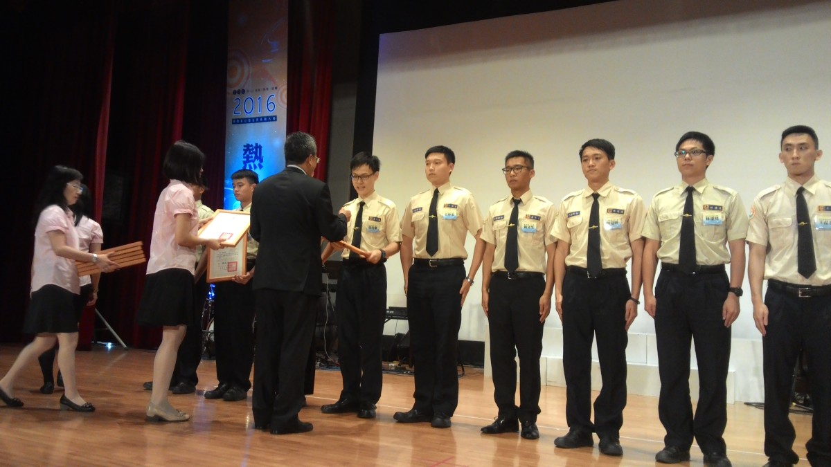 圖2：替代役男張均豪受獎