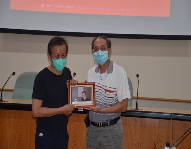 圖4：黃宏森副館長(右)致贈林茂賢副教授相片紀念