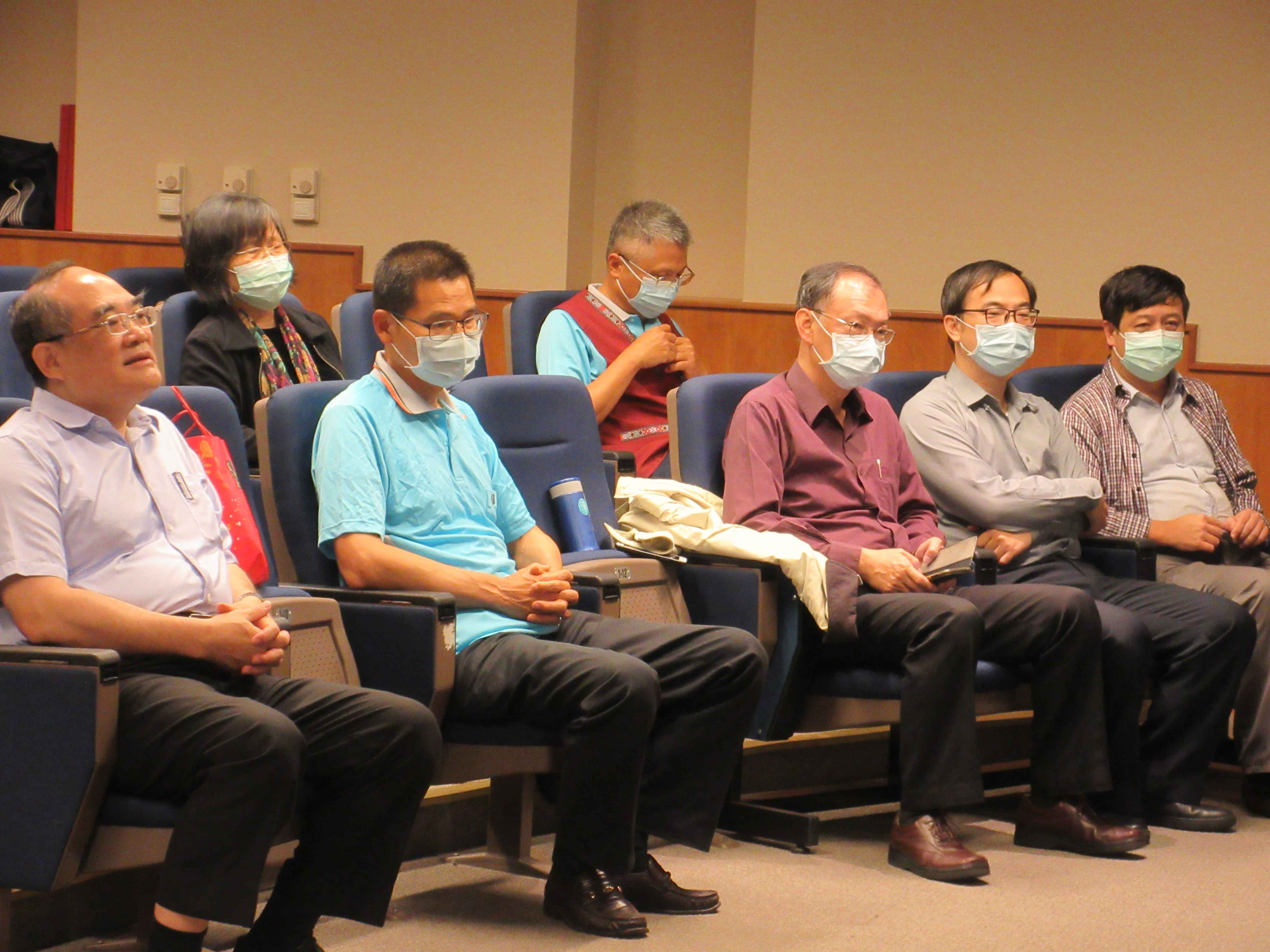 圖3：館長率各組室主管列席聆聽志工意見