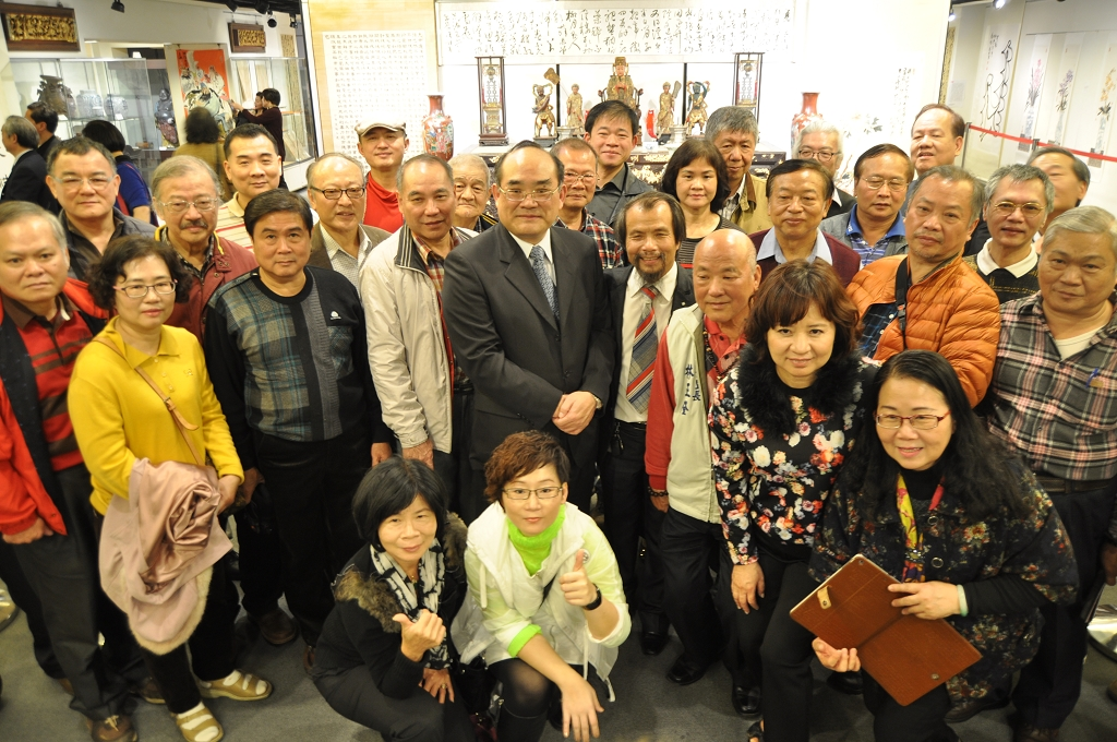 圖12：臺灣民俗文物協會會員與張館長合照