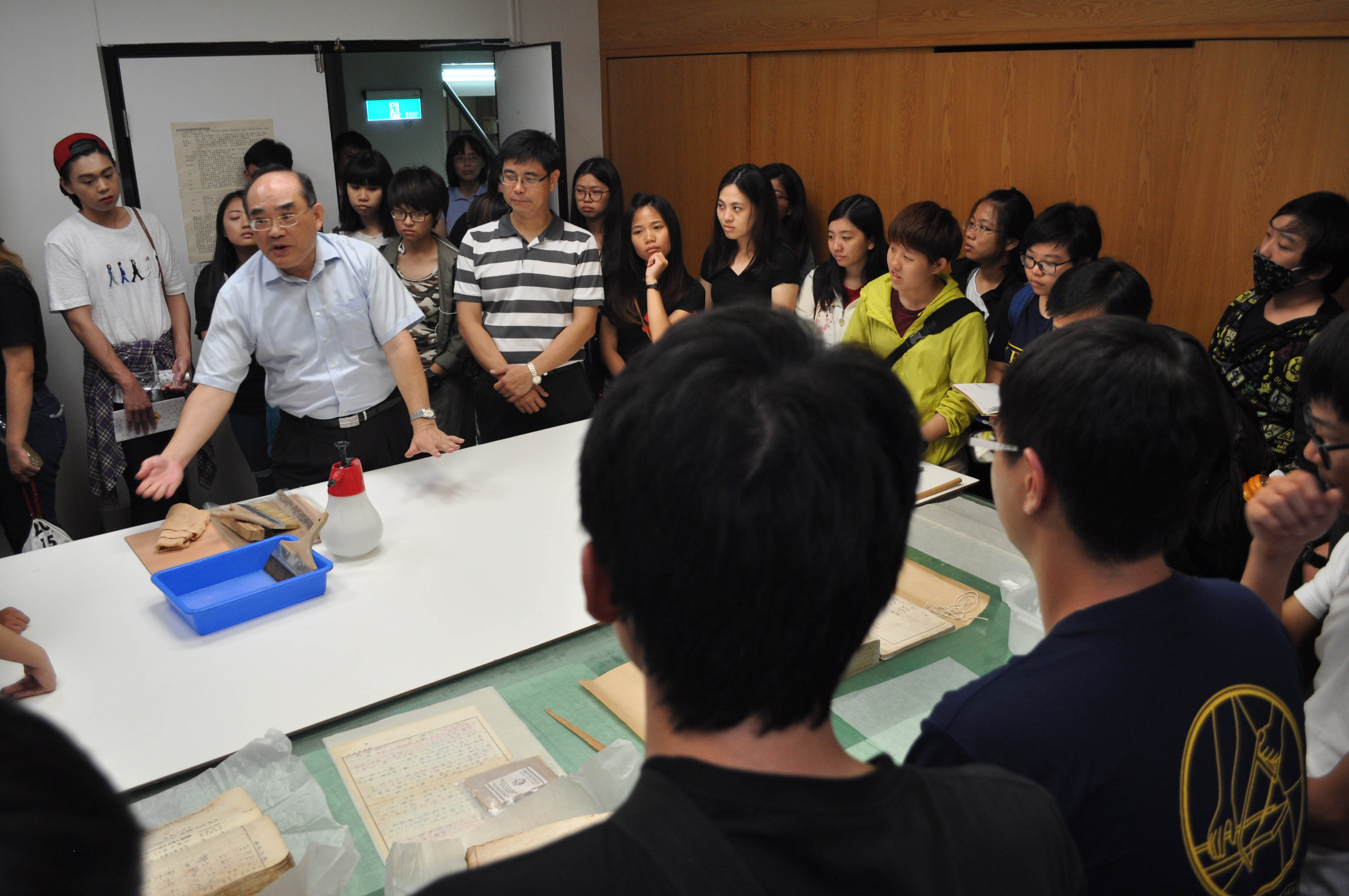 圖1：張鴻銘館長親自解說裱褙使用的工具