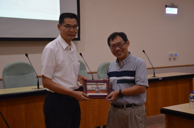 圖3：本館劉澤民副館長（左）致贈許世融副教授相片紀念
