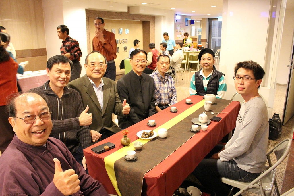 圖12：張鴻銘館長與貴賓於開幕茶席品茶