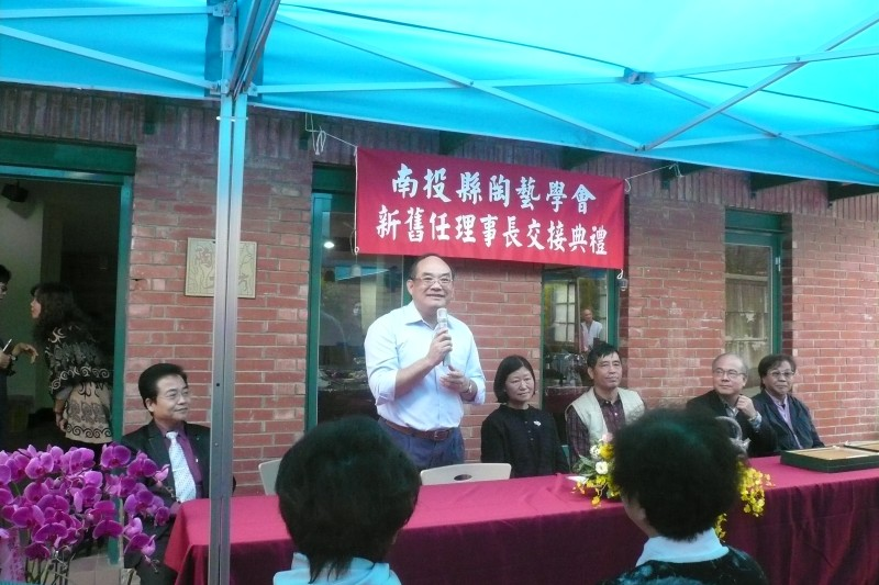 圖2:	張鴻銘館長（左二）受邀致詞之二