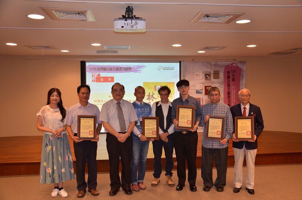 圖9：非使用政府預算推廣性書刊類佳作得獎代表合影