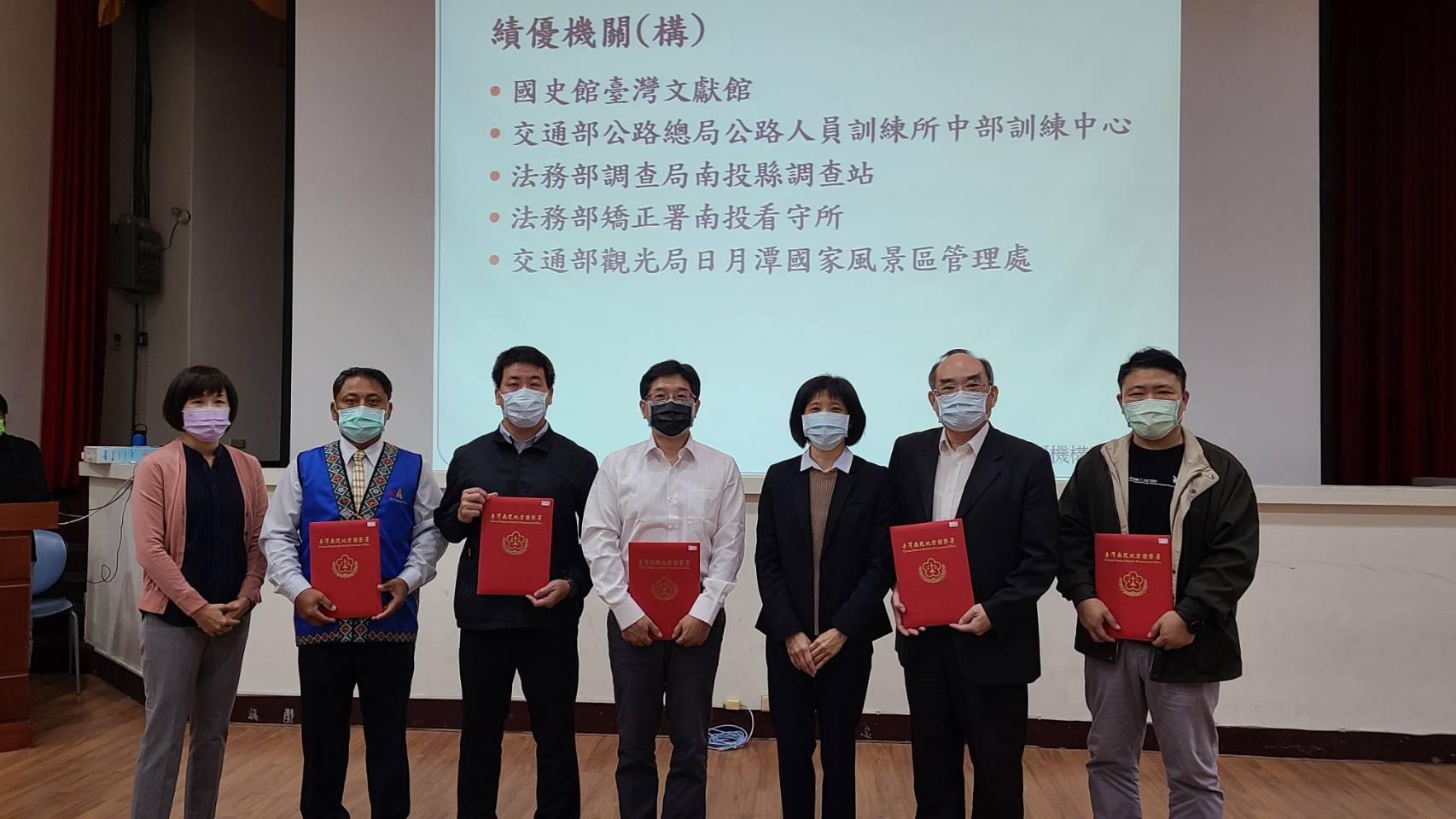 圖2：本館獲南投地方檢察署評定執行社會勞動績優機構張館長鴻銘(右2)出席領獎