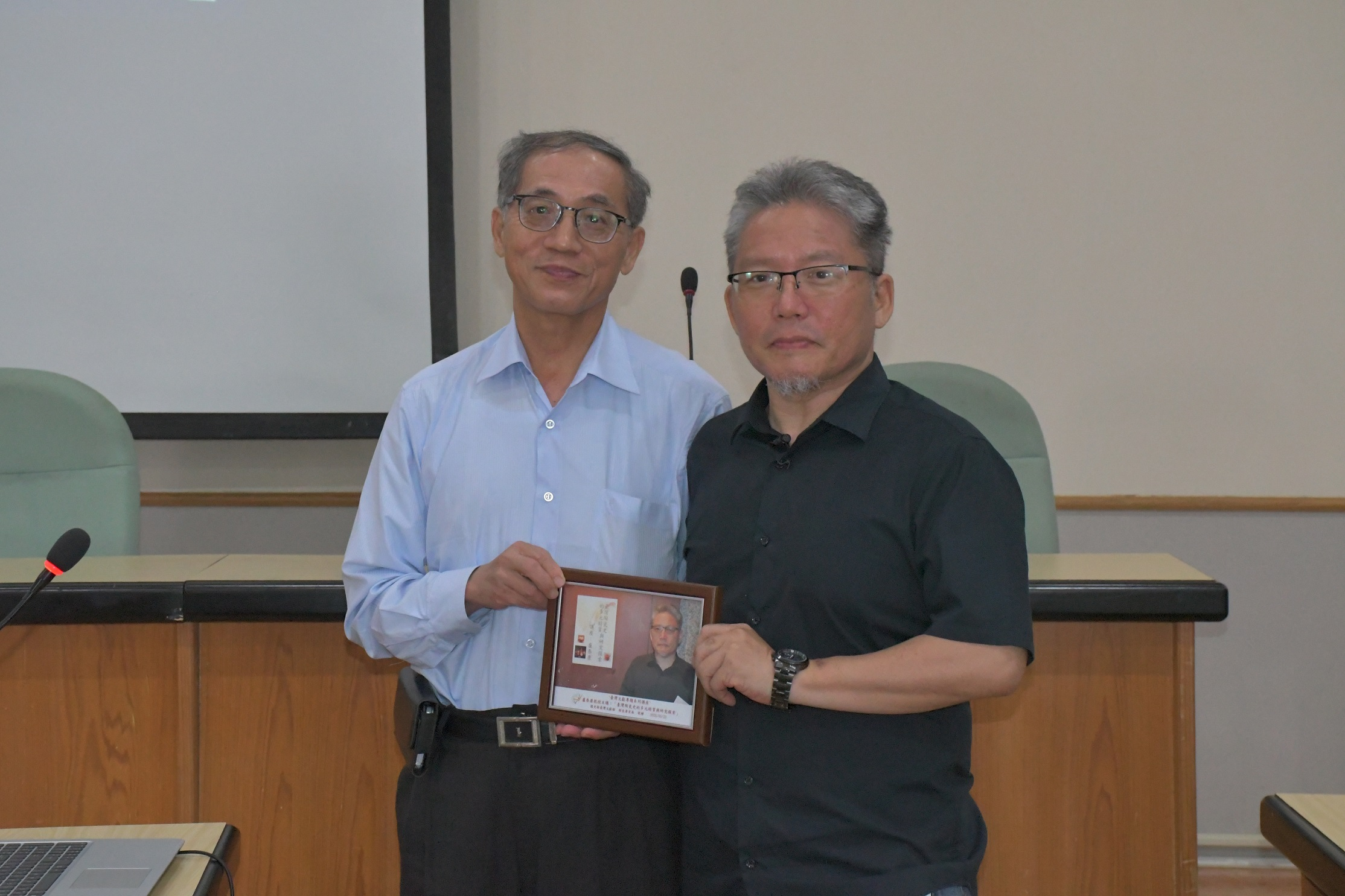 圖4：本館黃宏森館長（左）致贈盧教授相片紀念