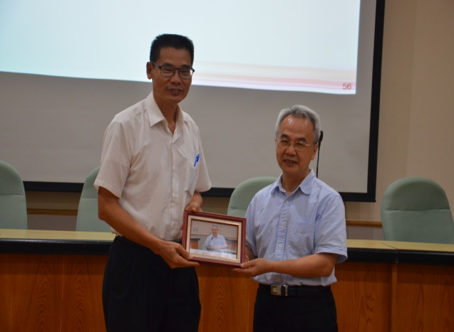 圖4：本館劉澤民副館長（左）致贈張維安教授相片紀念