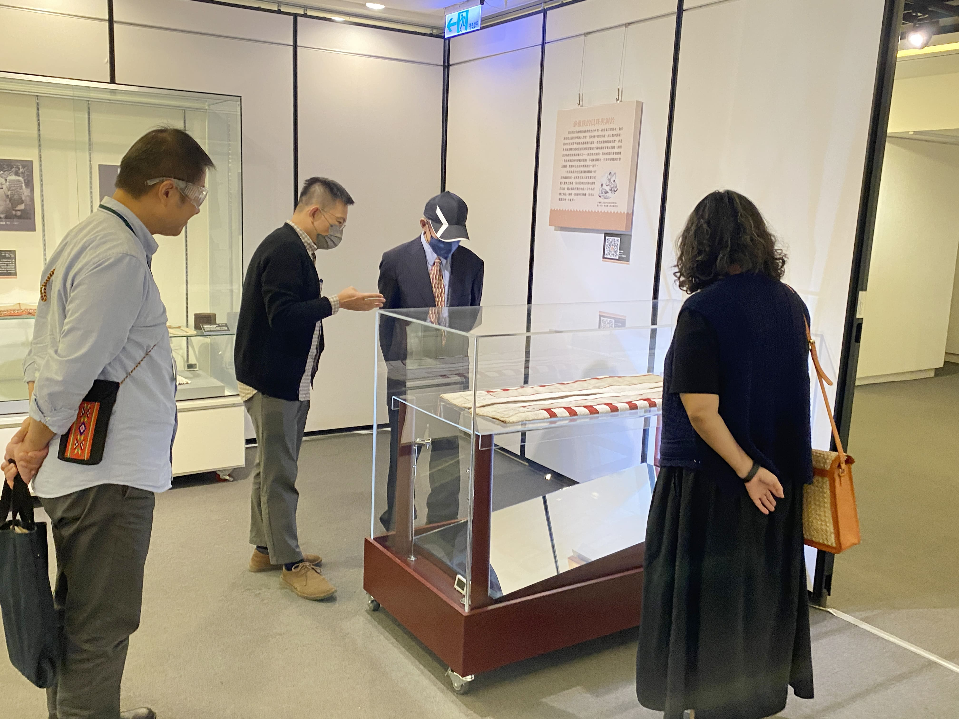 圖6：國史館許瑞浩副館長參觀展覽