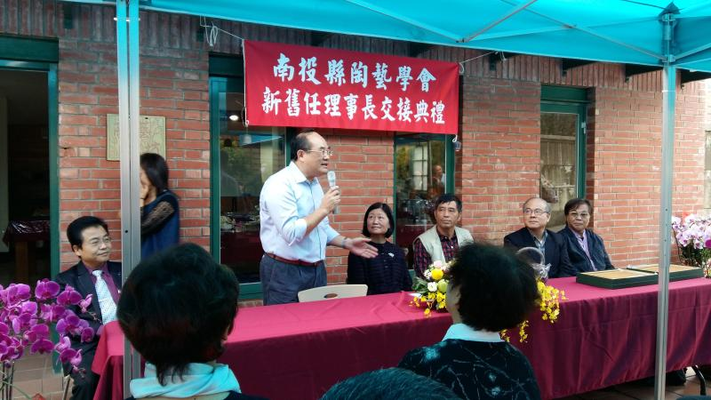 圖1:	張鴻銘館長（左二）參加南投縣陶藝學會第十屆第十一屆理事長交接受邀致詞之一