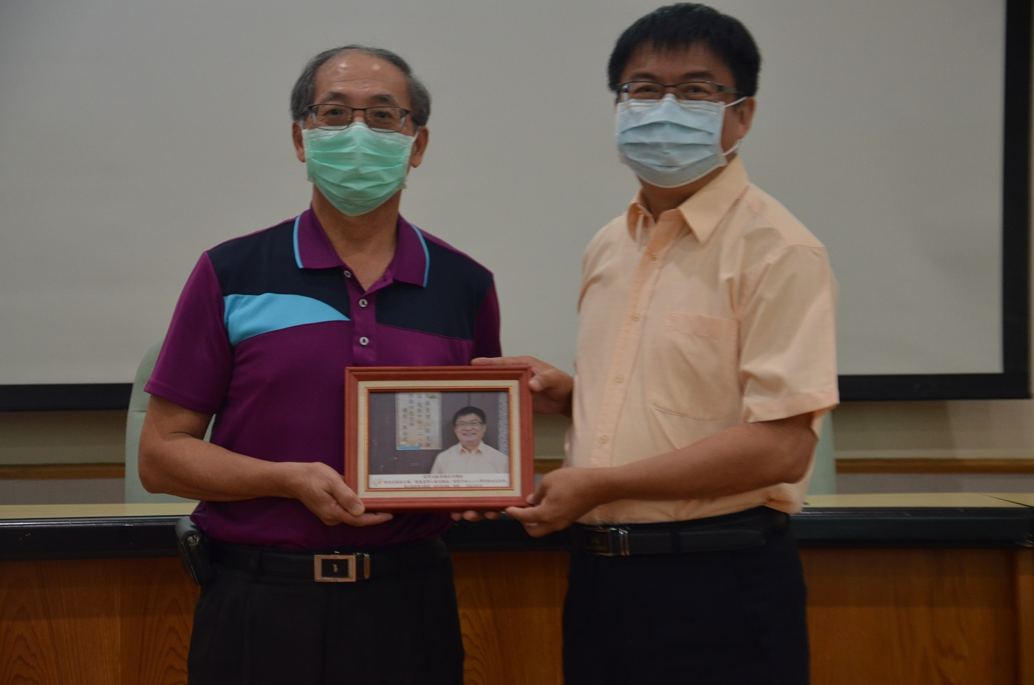 圖4：黃宏森副館長（左）致贈陳登武教授相片